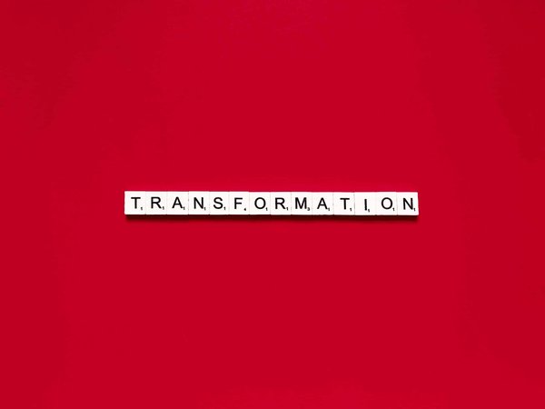 Quali sono i segreti per trasformare un abito da giorno in un outfit serale con pochi accessori?